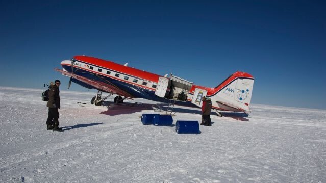 Polarflugzeug Polar6 auf Skiern im Eis.