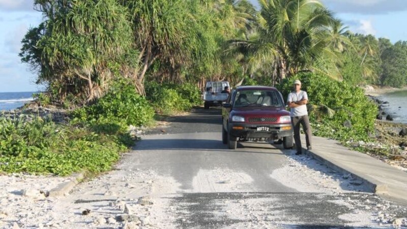 Eine der wenigen Asphaltstraßen in Tuvalu. Links im Bild ist der Pazifik und rechts die Lagune.