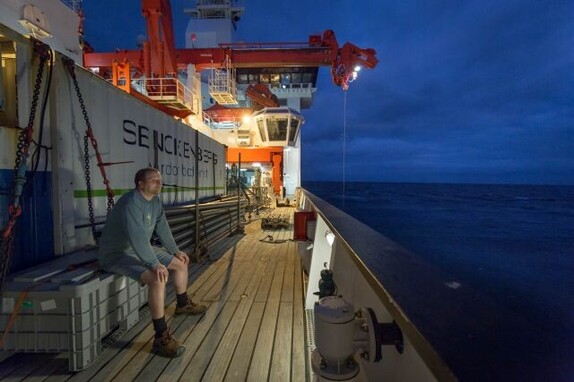 Der Forscher Matthias Haeckel genießt die nächtliche Stimmung auf dem Pazifik und blickt von seinem Forschungsschiff Richtung Horizont.