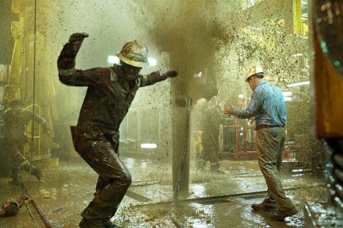 Arbeiter werden von einer Schlammexplosion erfasst